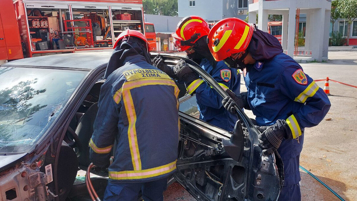 Σχολή Αξιωματικών Πυροσβεστικής: Εκπαίδευση απεγκλωβισμού από τροχαία ατυχήματα