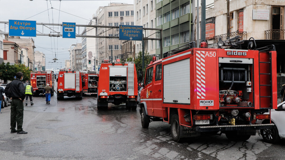 Πυροσβεστική - Οχήματα - Πυρκαγιά σε κατάστημα με στρώματα στον Πειραιά, Τετάρτη 17 Νοεμβρίου 2021.