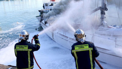 Πυροσβεστική - Κατάσβεση πυρκαγιάς σε Ιστιοπλοϊκό στο λιμάνι του Ηρακλείου στην Κρήτη