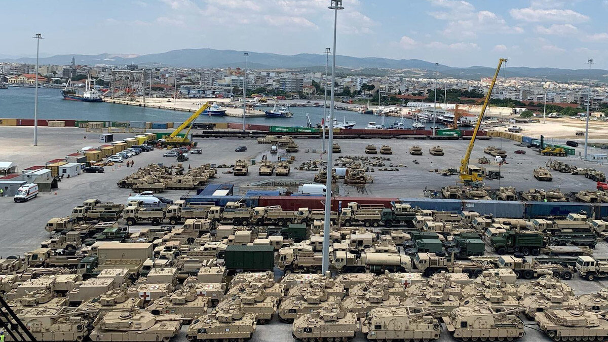 Τεθωρακισμένα κι άλλο πολεμικό υλικό του στρατού των ΗΠΑ στο λιμάνι της Αλεξανδρούπολης