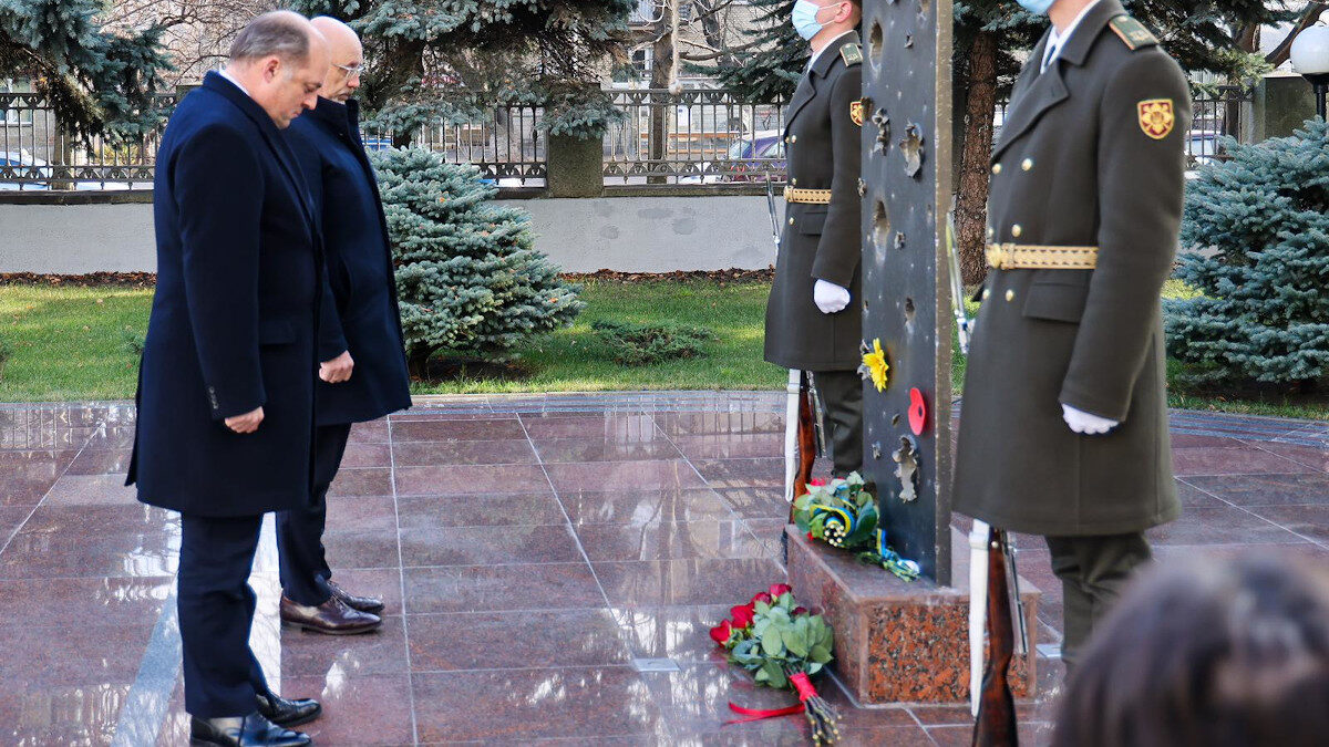 Κίεβο, Ουκρανία, 17/11/2021 / Υπουργοί Άμυνας της Βρετανίας, Μπεν Γουάλας και της Ουκρανίας, Ολέξιι Ρεσνίκοφ