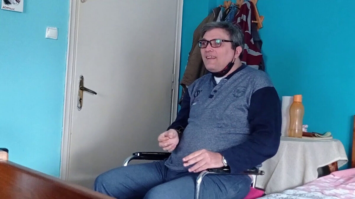 Ο Μπάμπης Χρονόπουλος σήμερα σε αναπηρικό καροτσάκι / Υπέστη ξυλοδαρμό από αστυνομικούς του Αστυνομικού Τμήματος Καλλιθέας το 2007 που τον άφησε ανάπηρο για όλη του τη ζωή