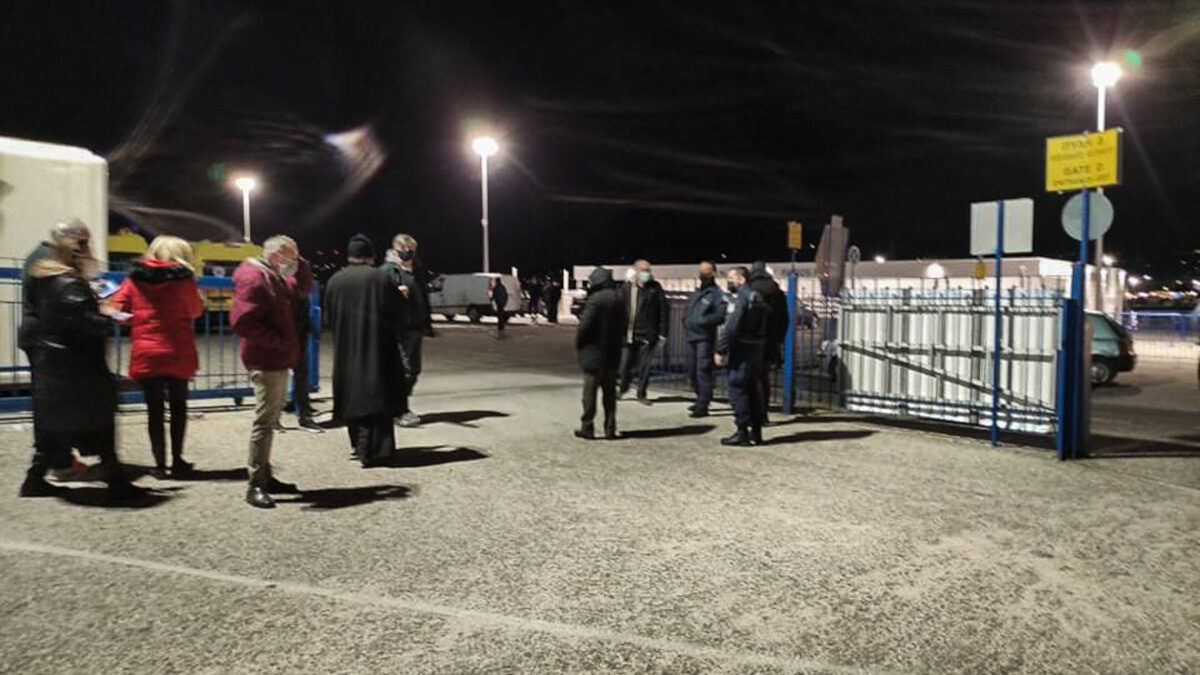 Κόσμος είναι συγκεντρωμένος στο λιμάνι της Πάρου για να βοηθήσουν τους ναυαγούς αργά το βράδυ της Παρασκευής 24 Δεκεμβρίου 2021.