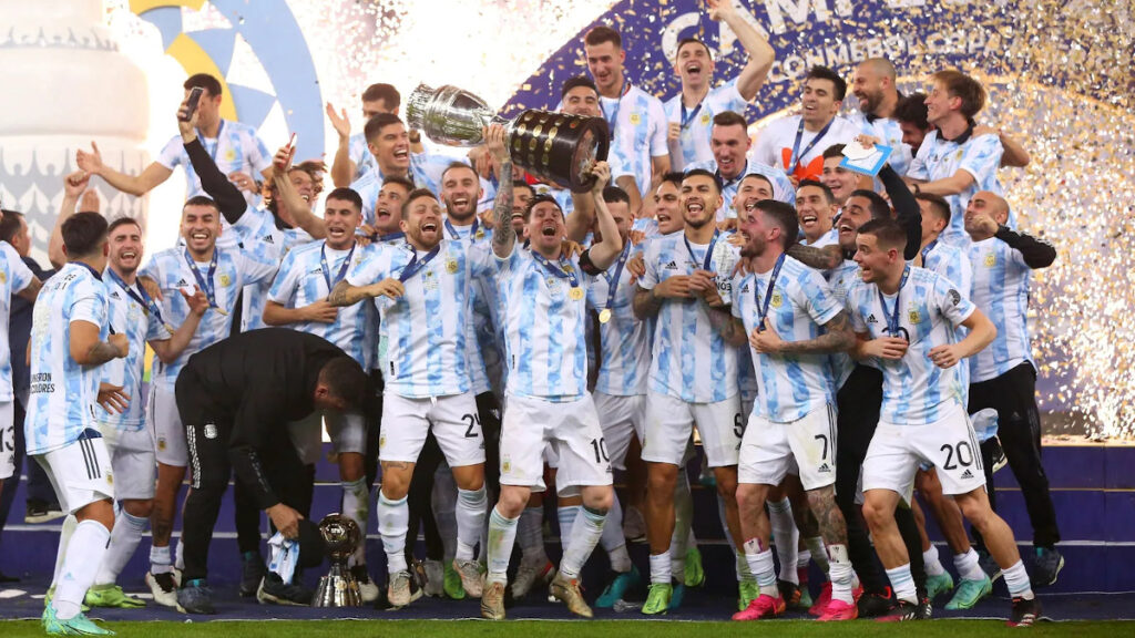 Η Εθνική Αργεντινής με το κύπελο του Copa America 2021 στα χέρια του αρχηγού Μέσσι