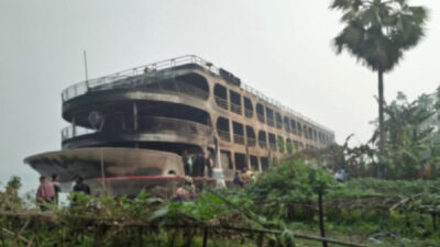 Πλοίο πορθμείου ποταμού που κάηκε στο Μπαγκλαντές - 24/12/2021
