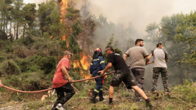 Πυρκαγιά στην Εύβοια - Κάτοικοι και πυροσβέστες στη μάχη με τις φλόγες