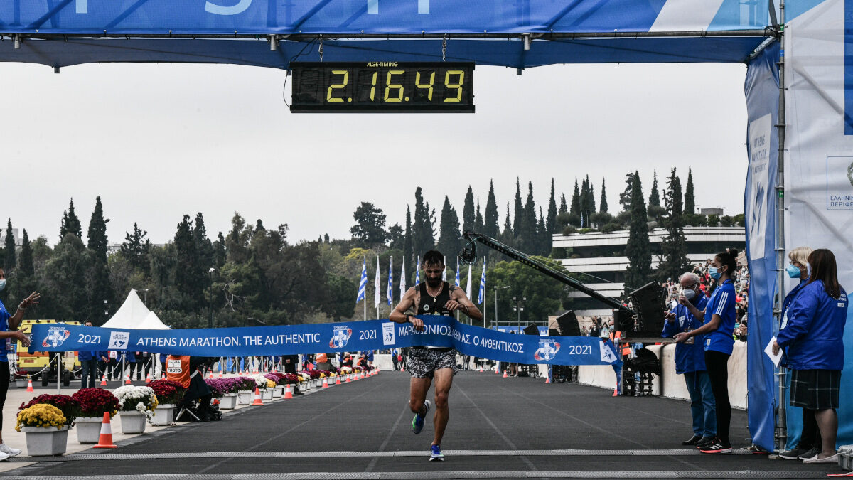 Ο Κώστας Γκελαούζος τερματίζει στον 38 Αυθεντικό Μαραθώνιο με ρεκόρ αγώνα από Έλληνα αθλητή