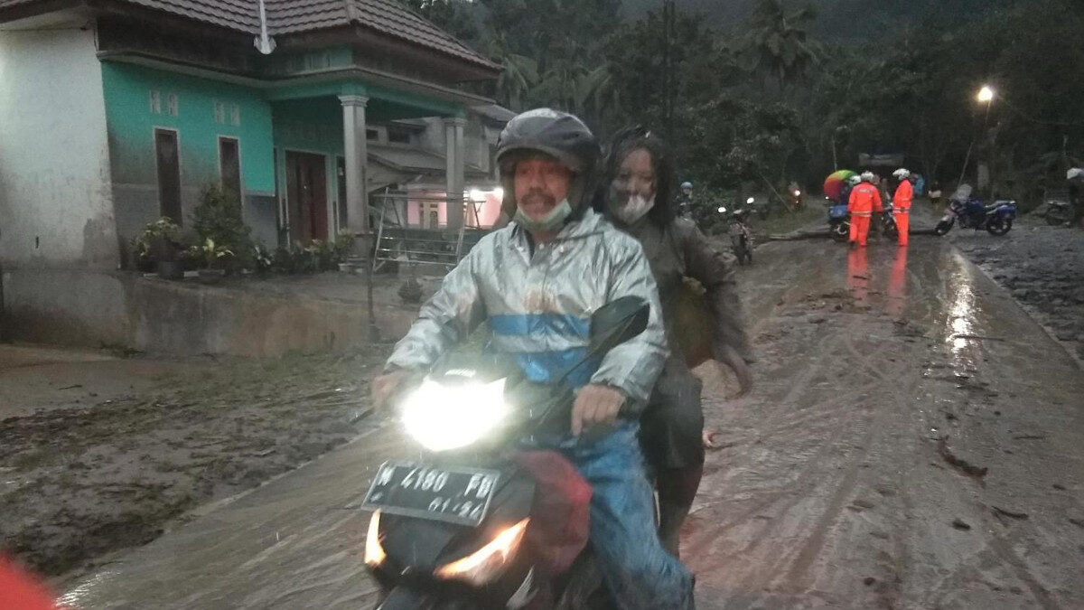 Κάτοικοι αποχωρούν απ' τα σπίτια τους στην Ινδονησία μετά την έκρηξη ηφαιστείου