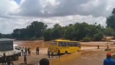 Λεωφορείο ανατράπηκε όταν διέσχισε δρόμο με ορμητικά νερά στην Κένυα - 31 νεκροί