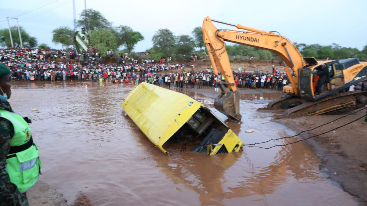 Λεωφορείο ανατράπηκε όταν διέσχισε δρόμο με ορμητικά νερά στην Κένυα - 31 νεκροί