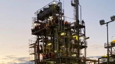 Οι εργαζόμενοι πάνω σε πύργο στα «Πετρέλαια Καβάλας»
