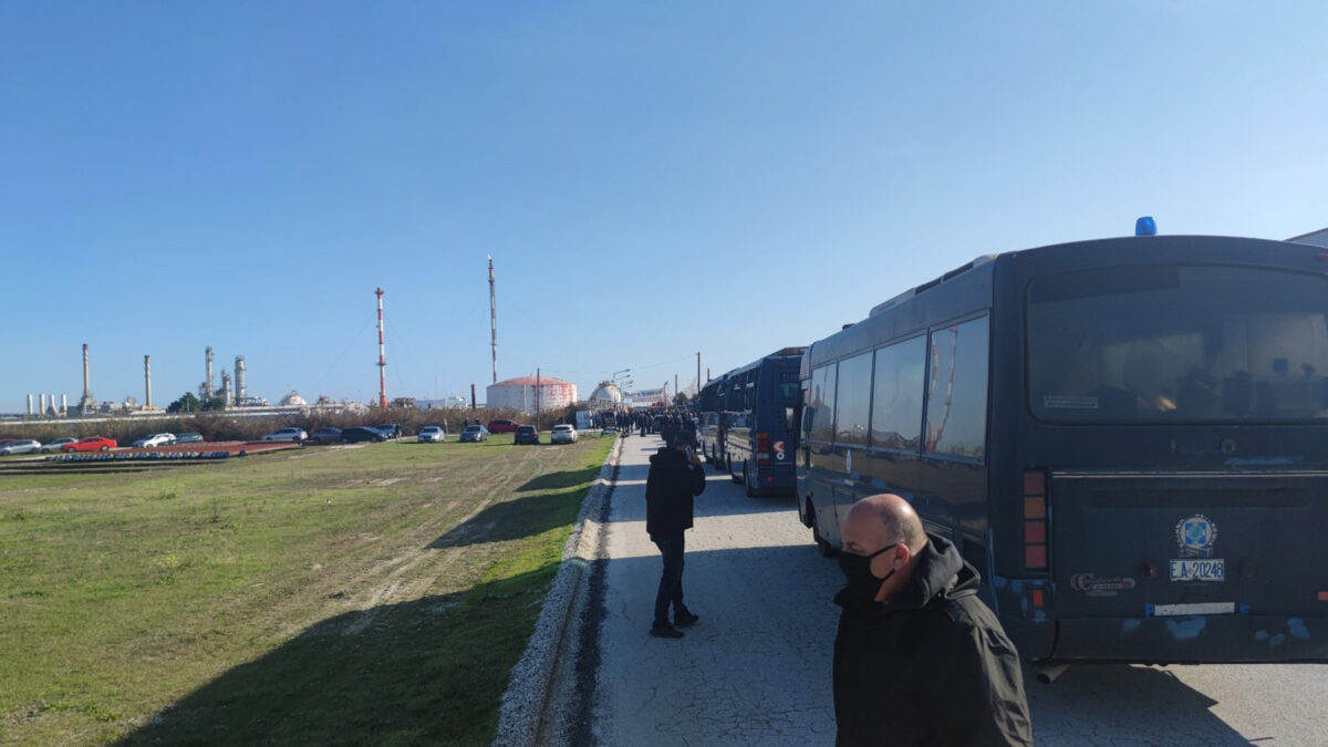 Επιχείρηση των ΜΑΤ στα Πετρέλαια Καβάλας