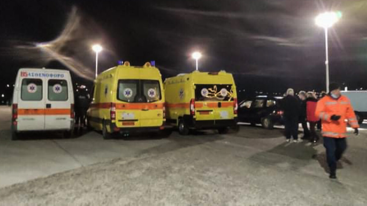 Ναυάγιο - Πρόσφυγες - Μετανάστες - Λιμενικό - Ασθενοφόρα του ΕΚΑΒ στο λιμάνι της Πάρου αργά το βράδυ της Παρασκευής 24 Δεκεμβρίου 2021.