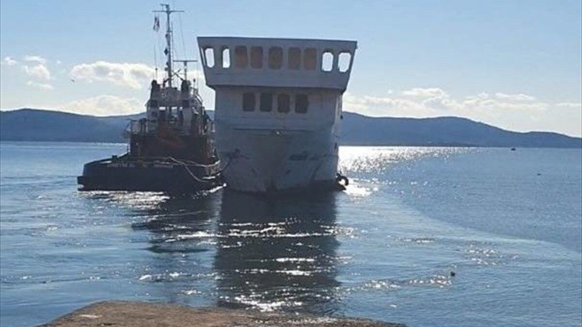 «Ευτυχία Π», επικίνδυνο - επιβλαβές πλοίο, που επί σειρά ετών ήταν εγκαταλελειμμένο στον κόλπο της Ελευσίνας ρυμουλκείται