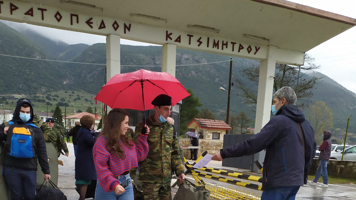 Γιάννενα: Εξόρμηση του ΚΚΕ έξω απ' το στρατόπεδο "Κατσιμήτρου"