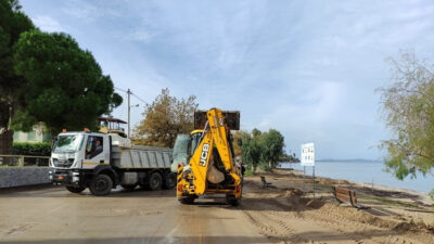 Εργαζόμενοι του Δήμου Πατρέων σε εργασίες αποκατάστασης των καταστροφών από τις πλημμύρες