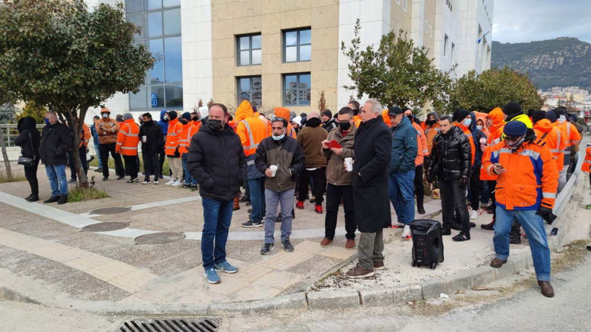 Συγκέντρωση εργαζομένων, στα Πετρέλαια Καβάλας, έξω από τα δικαστήρια - 22/12/2021