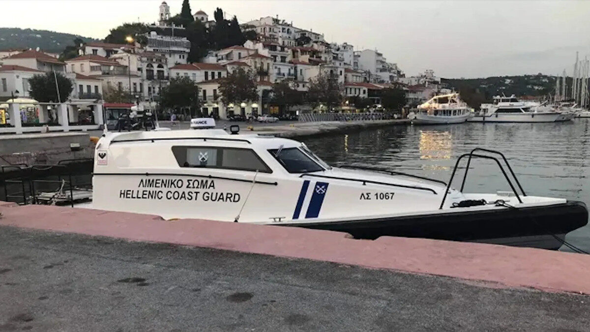 Το πλωτό ασθενοφόρο της λιμενικής Αρχής Σκοπέλου δεμένο στο λιμένα του νησιού - Νοέμβρης 2021