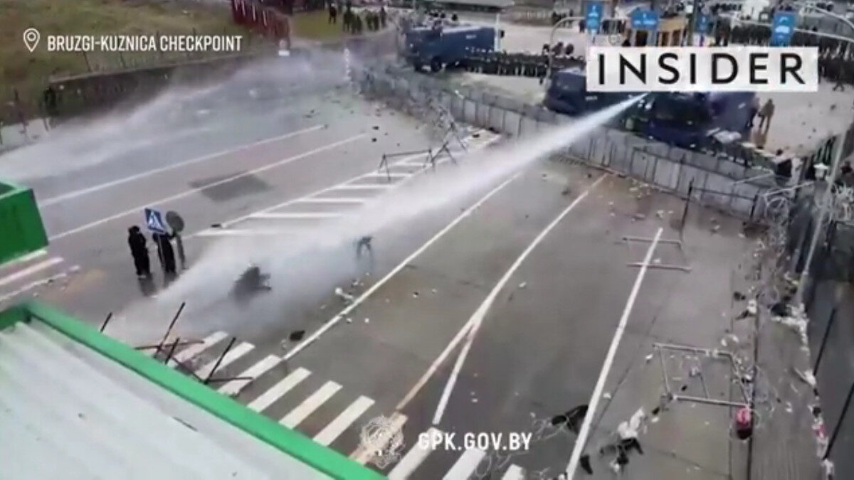 Σύνορα Πολωνίας-Λευκορωσίας: Οι πολωνικές δυνάμεις χτυπούν τους μετανάστες με κανόνια νερού