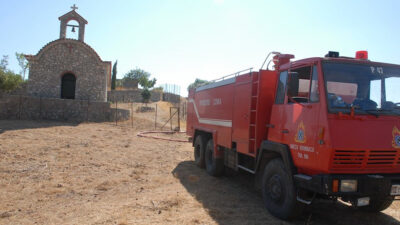 Πυροσβεστικό όχημα (απαρχαιωμένο) σε επιφυλακή σε ξωκλήσι στην ελληνική επαρχία