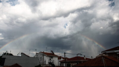 Ουράνιο τόξο μέσα από βροχοκουρτίνα στον ουρανό πάνω από την πόλη των Τρικάλων