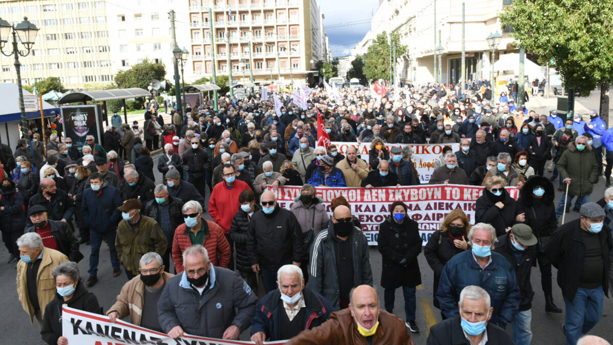 Πορεία των συνταξιούχων από την πλατεία Κλαυθμώνος, στην Αθήνα, προς το Μέγαρο Μαξίμου μετά από κάλεσμα των Συνεργαζόμενων Συνταξιουχικών Οργανώσεων - 14/12/2021