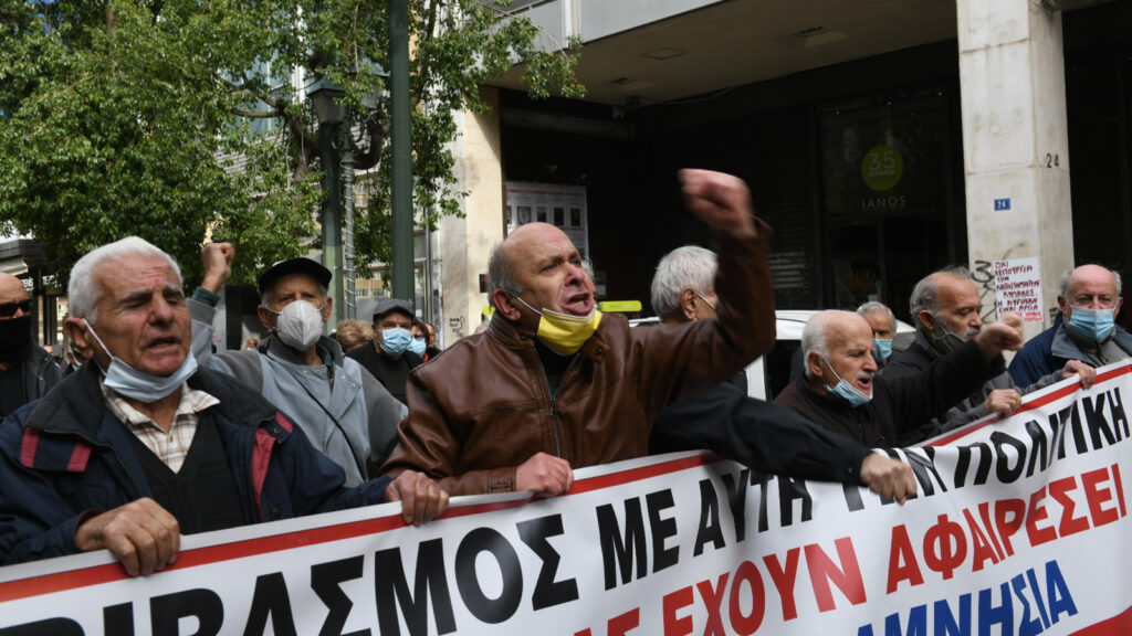 Πορεία των συνταξιούχων από την πλατεία Κλαυθμώνος, στην Αθήνα, προς το Μέγαρο Μαξίμου μετά από κάλεσμα των Συνεργαζόμενων Συνταξιουχικών Οργανώσεων - 14/12/2021