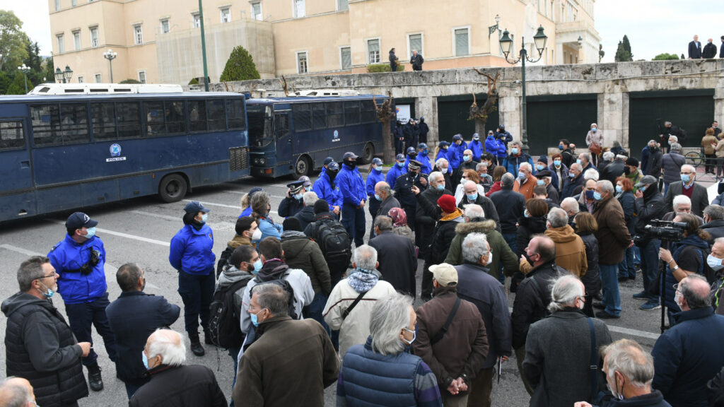 Πορεία των συνταξιούχων από την πλατεία Κλαυθμώνος, στην Αθήνα, προς το Μέγαρο Μαξίμου μετά από κάλεσμα των Συνεργαζόμενων Συνταξιουχικών Οργανώσεων - 14/12/2021