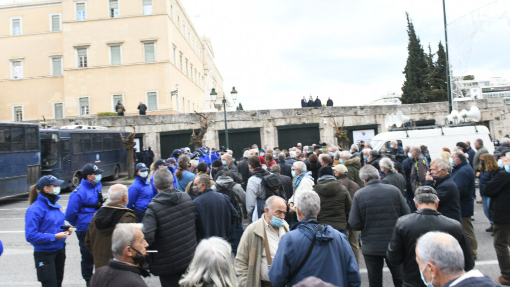 Πορεία των συνταξιούχων από την πλατεία Κλαυθμώνος, στην Αθήνα, προς το Μέγαρο Μαξίμου μετά από κάλεσμα των Συνεργαζόμενων Συνταξιουχικών Οργανώσεων - 14/12/2021