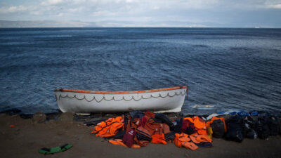 Βάρκα ναυαγών προσφύγων και μεταναστών σε ελληνική ακτή