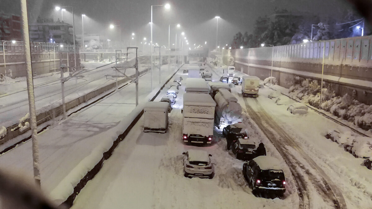 Κακοκαιρία "Ελπίς": Εγκλωβισμένα οχήματα στην Αττική Οδό