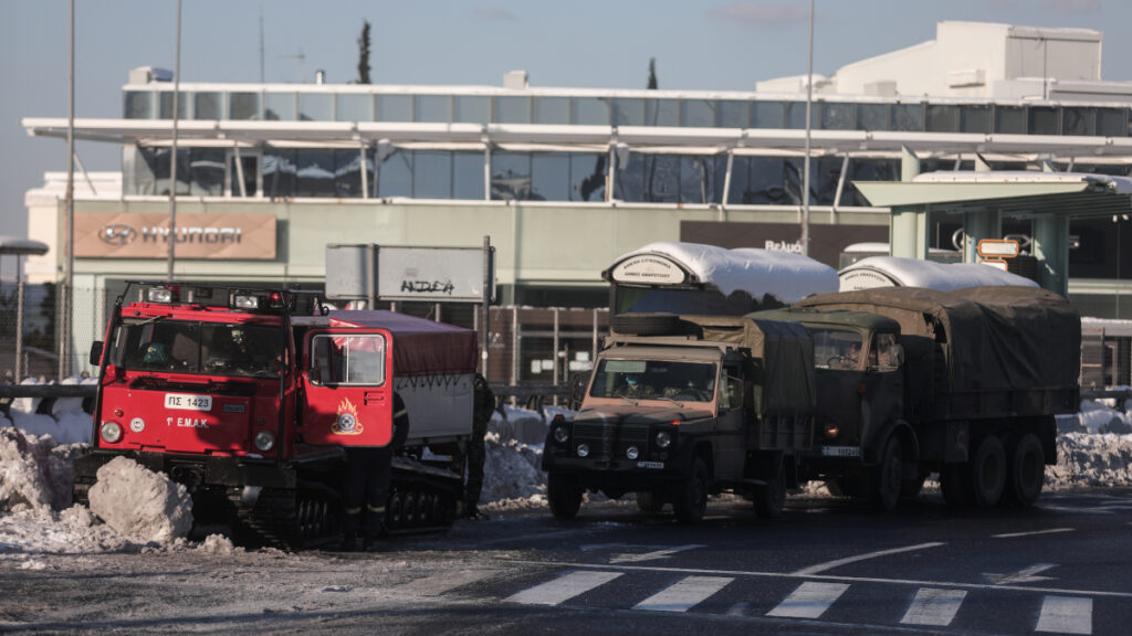 Επιχείρηση απεγκλωβισμού στην Αττική Οδό με οχήματα της 1ης ΕΜΑΚ και του Ελληνικού Στρατού