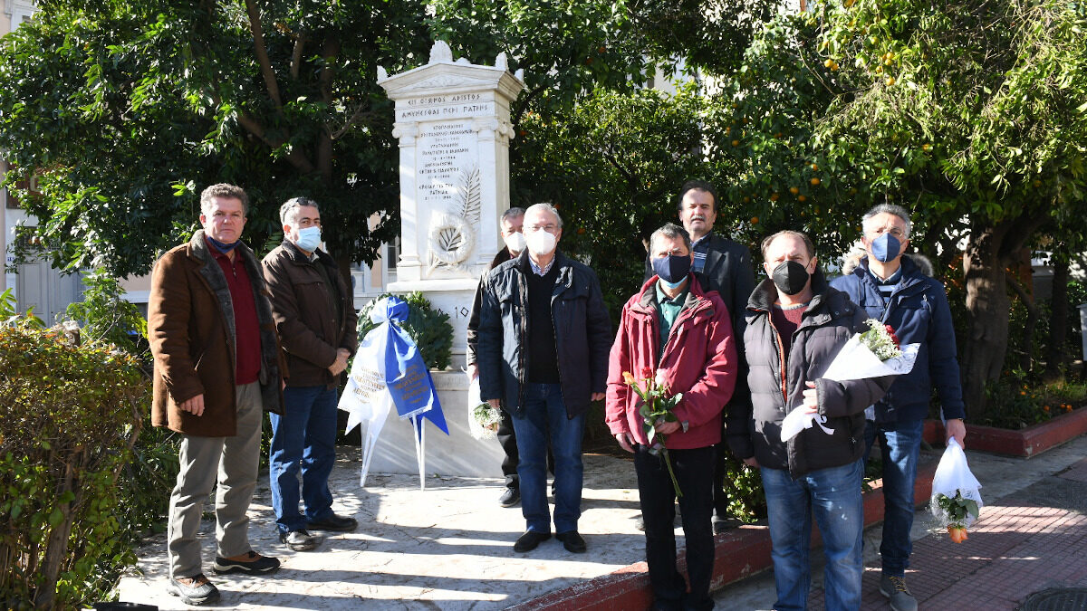 Στεφάνι στο μνημείο των πεσόντων, που βρίσκεται στη συμβολή της λεωφόρου Β. Σοφίας και των οδών Ρηγίλλης και Μουρούζη, κατέθεσαν νωρίτερα, σήμερα, η Κίνηση για την Εθνική Άμυνα (ΚΕΘΑ), η Πανελλαδική Ομοσπονδία Ενώσεων Στρατιωτικών (ΠΟΕΣ), ο Πανελλήνιος Σύλλογος Οικογενειών Πεσόντων Αεροπόρων, η Κίνηση Αποστράτων Αστυνομικών, η ΠΕΑΠΣ, και η ΑΝ.Ε.Α.Ε.Δ.