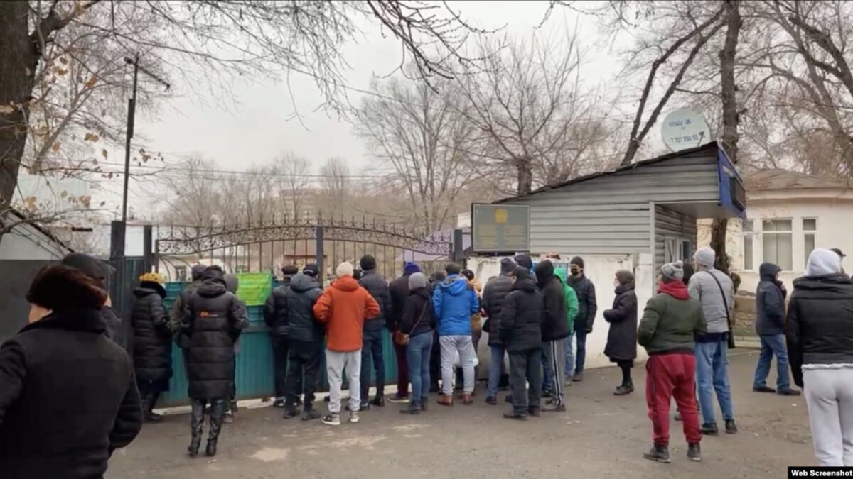 Συγγενείς αγνοούμενων έξω από το νεκροτομείο στην Αλμάτι του Καζακστάν - 09/01/2022