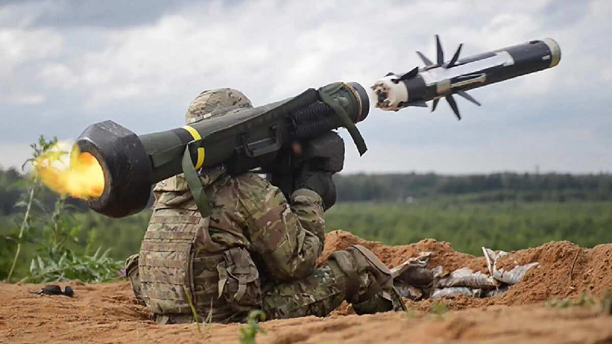 Στρατιώτης των Ενόπλων Δυνάμεων της Λιθουανίας εκτοξεύει αντιαρματικό πύραυλο