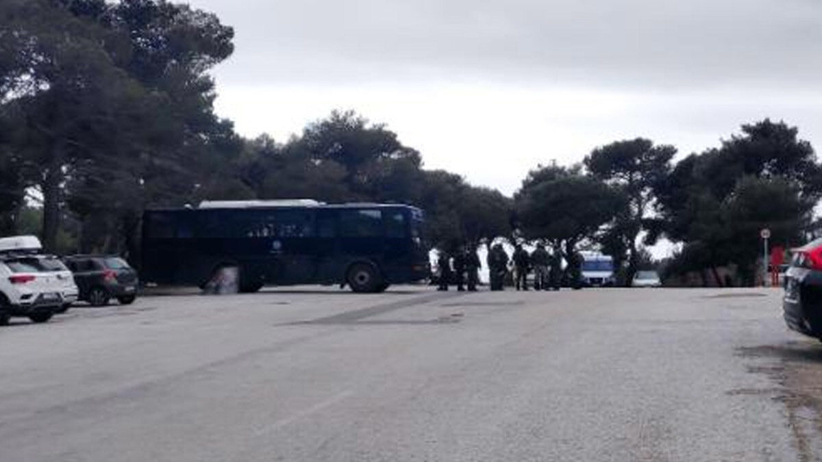 Κλούβα των ΜΑΤ στο νοσοκομείο Παίδων Πεντέλης