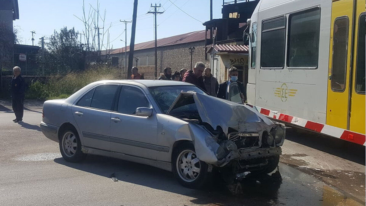 Σύγκρουση αυτοκινήτου με συρμό του προαστιακού στην Πάτρα