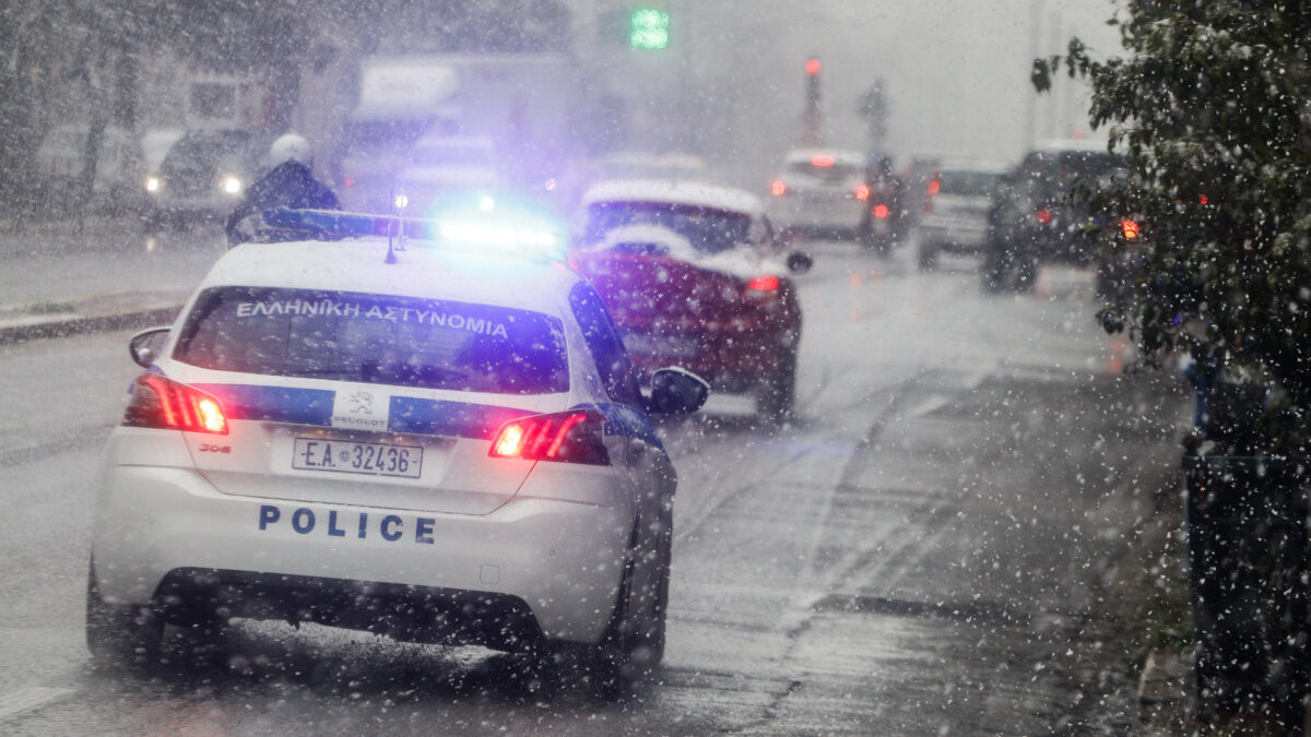 Περιπολικό της Αστυνομίας στο δρόμο υπό χιονόπτωση, Αθήνα