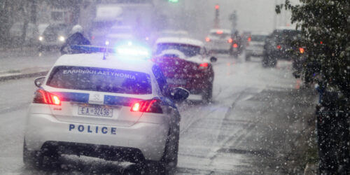 Περιπολικό της Αστυνομίας στο δρόμο υπό χιονόπτωση, Αθήνα