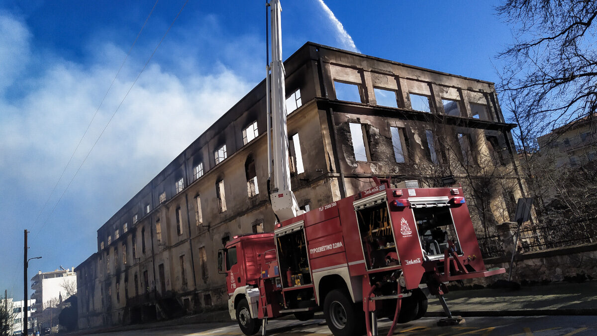 Πυροσβέστες - Πυρκαγιά σε καπναποθήκη στο κέντρο της Ξάνθης, Τρίτη 18 Ιανουαρίου 2022