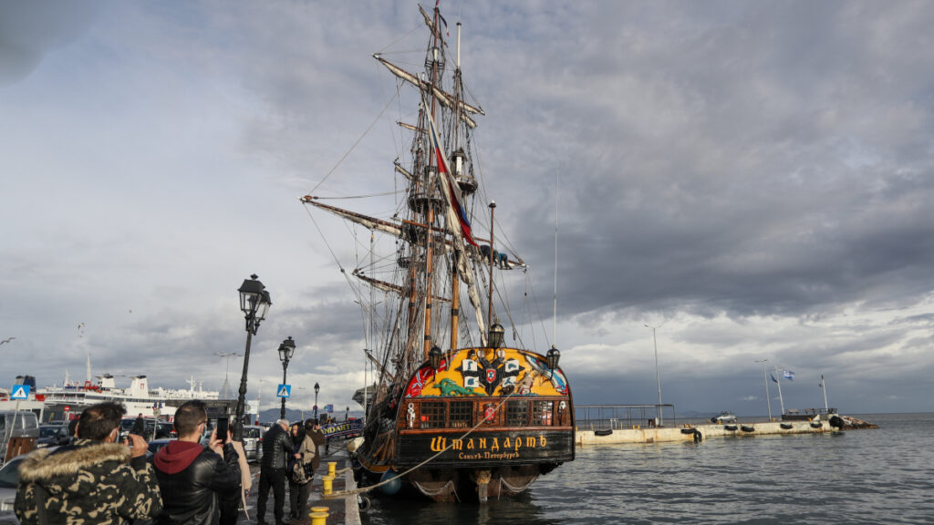 Το ρωσικό ιστιοφόρο Shtandart, αντίγραφο της φρεγάτας του Μεγάλου Πέτρου στο λιμάνι της Ραφήνας 09/01/2022