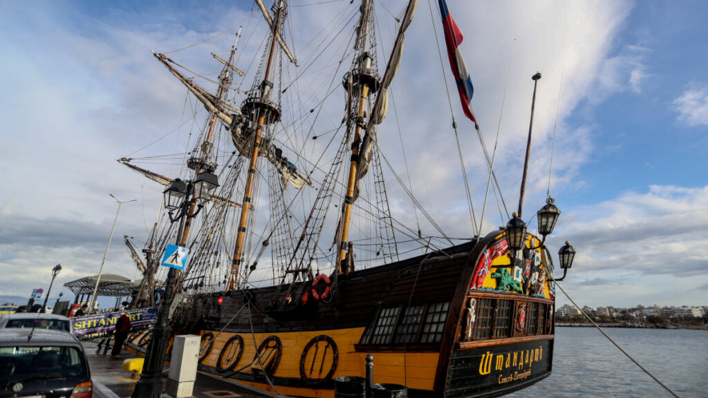Το ρωσικό ιστιοφόρο Shtandart, αντίγραφο της φρεγάτας του Μεγάλου Πέτρου στο λιμάνι της Ραφήνας 09/01/2022