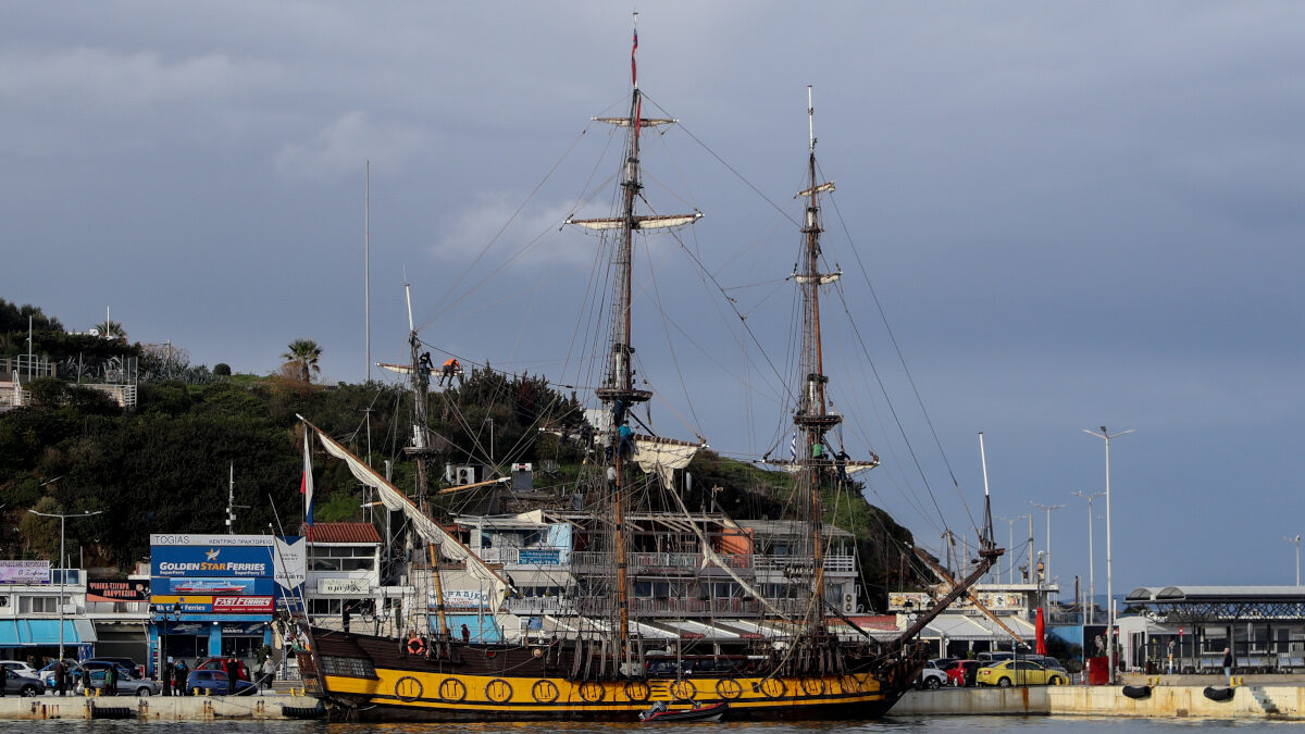 Το ρωσικό ιστιοφόρο Shtandart, αντίγραφο της φρεγάτας του Μεγάλου Πέτρου στο λιμάνι της Ραφήνας 09/01/2022