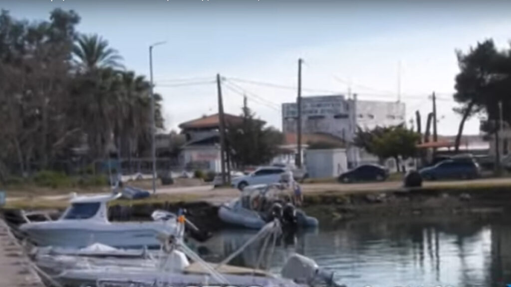 Αλιευτικό καταφύγιο Στυλίδας - Στο βάθος το φουσκωτό του Λιμεναρχείου Στυλίδας