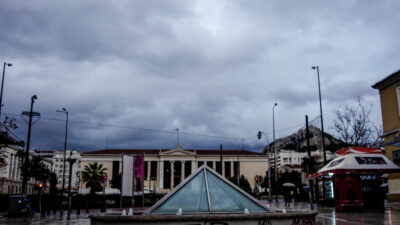 Καιρός - Νεφώσεις και βροχή στα Προπύλαια του Καποδιστριακού Πανεπιστημίου 02/02/2022