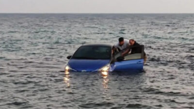 αυτοκίνητο στη θάλασσα