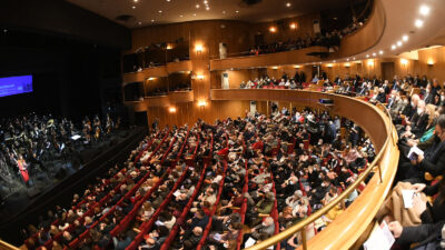 Το εμβληματικό έργο «Οι Ελεύθεροι Πολιορκημένοι» σε ποίηση Διονυσίου Σολωμού και μουσική Γιάννη Μαρκόπουλου παρουσιάστηκε στο θέατρο «Ολύμπια», στη συναυλία που διοργάνωσε η Κεντρική Επιτροπή του ΚΚΕ.