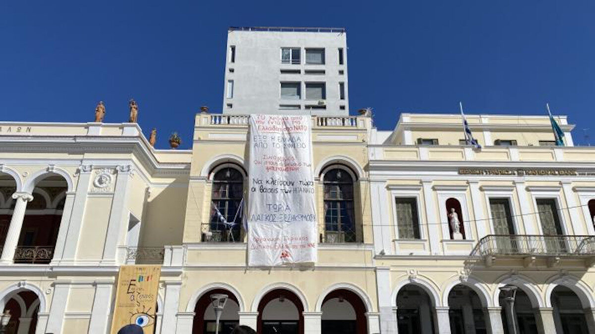 Γιγαντοπανό της ΚΝΕ ενάντια στο ΝΑΤΟ στην Πάτρα