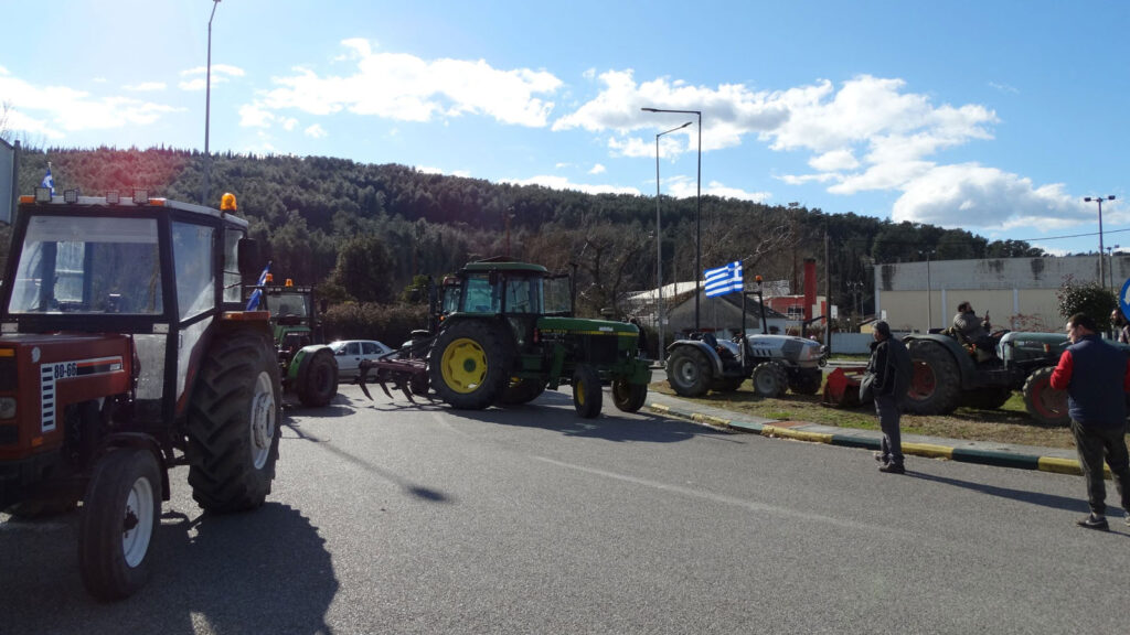 Ομοσπονδία Αγροτικών Συλλόγων Ν. Άρτας - Μπλόκο στο κόμβο του Σκοπευτηρίου - Παρέκαμψαν τις δυνάμεις καταστολής / Φλεβάρης 2022