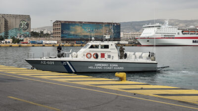Πλωτό του Λιμενικού στο λιμάνι του Πειραιά / Νοέμβριος 2021